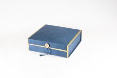 Geschenkbox medium blau mit goldenem Rand