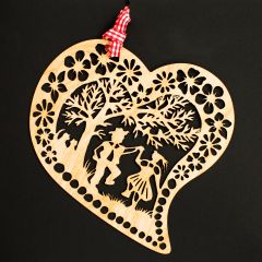 Holz-Scherenschnitt Aufhänger mit Karte Herz tanzendes Paar